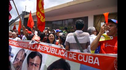 Marcha y acto frente a la embajada isleña