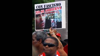 Marcha y acto frente a la embajada isleña