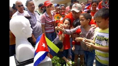 Marcha y acto frente a la embajada isleña