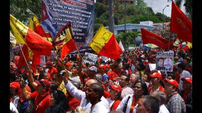 Marcha y acto frente a la embajada isleña