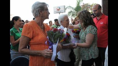 Madres, esposas de los Cinco y primera secretaria de la UJC