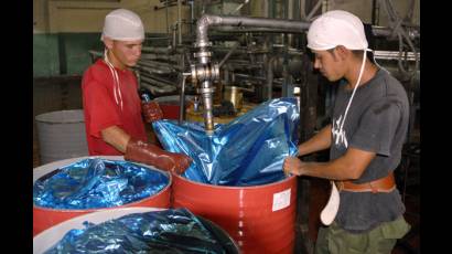 Jóvenes trabajadores de una fabrica