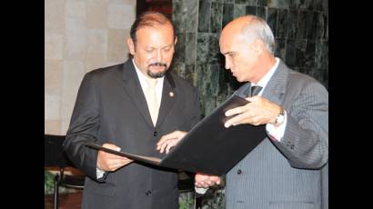 Santiago Laje Choy (derecha), entregó el título Honoris Causa al Arquitecto Manuel Sandoval