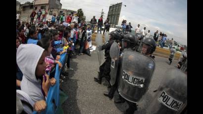 Policía disuelve protesta de universitarios