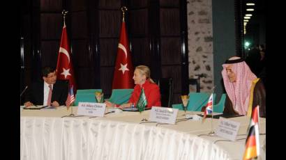 Ahmet Davutoglu y Hillary Clinton reunidos en Estambul