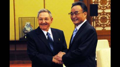 Wu Bangguo y Raúl Castro