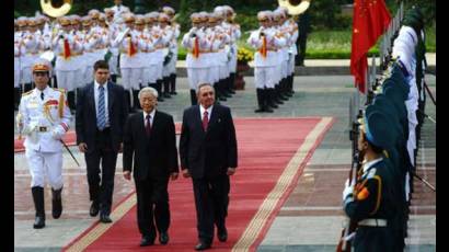 Reciben a Raúl en Vietnam