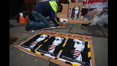 Frente a la embajada ecuatoriana en Londres