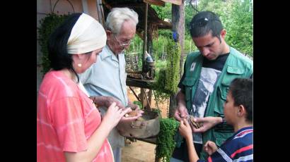 Daniel, junto a pobladores de Maisí