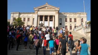 Jóvenes cubanos en el inicio del curso escolar 