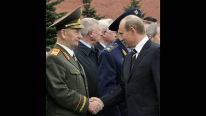 El mariscal Serguéi Sokolov saluda a Vladímir Putin