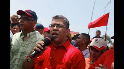 Elías Jaua vicepresidente venezolano declara ante los medios