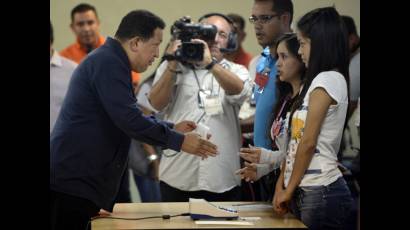 Presidente Chávez en centro de votación