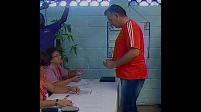 Miguel Díaz-Canel Bermúdez en el colegio electoral