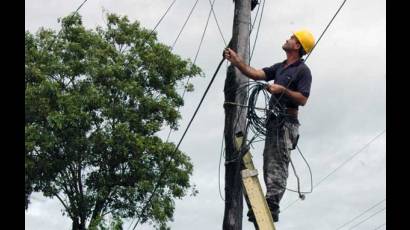 Trabajadores eléctricos holguineros