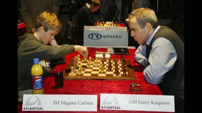 Magnus Carlsen enfrenta a Kasparov