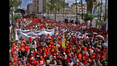 Multitudinaria concentración en Venezuela en apoyo a Chávez y a la Constitución 