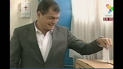 Vota Rafael Correa en elecciones generales