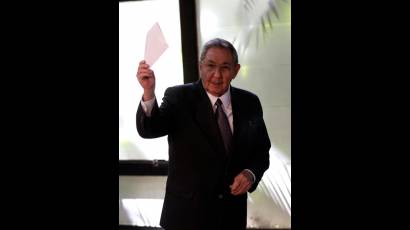 Raúl Castro vota en el Parlamento cubano