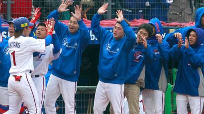 Dai-Kang Yang celebra su jonrón en el III Clásico Mundial