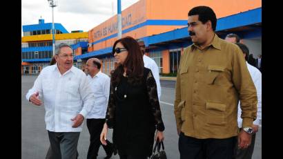 Maduro acompañado por Raúl y Cristina