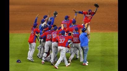 República Dominicana celebra victoria ante Estados Unidos