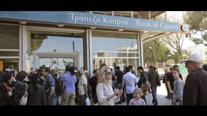 Bancos de Chipre en el momento en que reabrieron