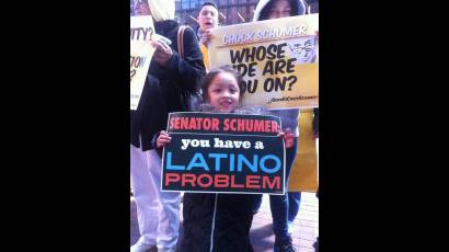 Protesta en Nueva York contra senador antimigratorio