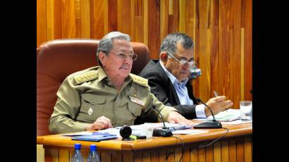 Raúl Castro Ruz en la reunión del Consejo de Ministros