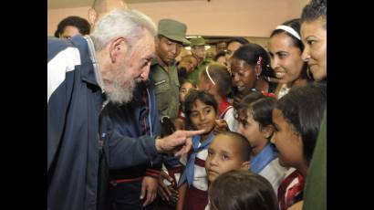 Fidel en el complejo educacional Vilma Espín Guillois