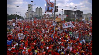 Venezolanos respaldan a Maduro