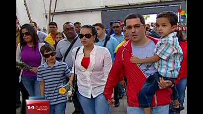 Hijas de Chávez votan