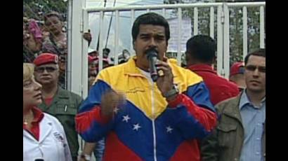 Inaugura Maduro un CDI