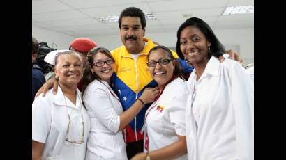 Nicolás Maduro con médicas y enfermeras del CDI 