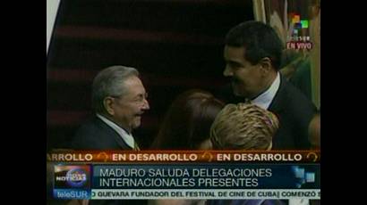 Nicolás Maduro saluda al presidente cubano Raúl Castro