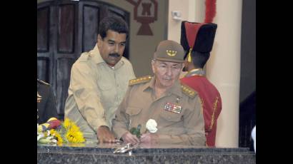 Raúl Castro junto a Nicolás Maduro en el Cuartel de la Montaña