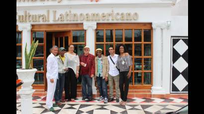 Delegación cubana frente al Centro Cultural Latinoamericano Timbalaye