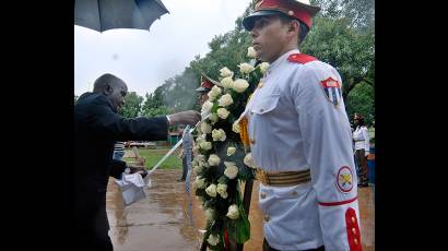 El líder nacionalista africano Kenneth Kaunda deposita la ofrenda floral