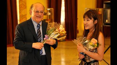 Profesor cubano Salomón Gadles Mikowsky junto a la pianista china Wenqiao Jiang