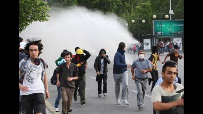 Manifestantes se enfrentan a una brutal represión