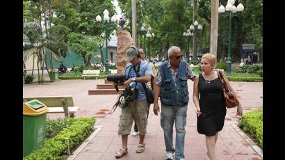 Filmando en el parque en memoria de José Martí