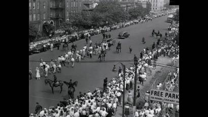 Multitudinario cortejo fúnebre de los Rosenberg