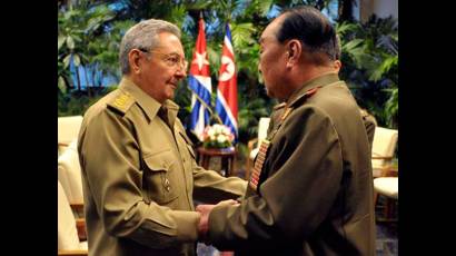 El General de Ejército Raúl Castro Ruz, saludó en la tarde de este lunes al General de Ejército Kim Kyok Sik