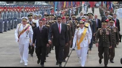 Presidente Nicolas Maduro y oficiales venezolanos