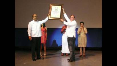 Lázaro Expósito recibió las distinciones entregadas a Fidel y Raúl