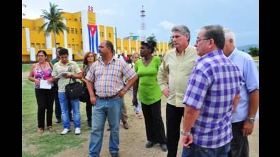 Miguel Díaz Canel junto a autoridades de Santiago de Cuba