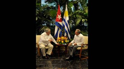Raúl Castro junto a José Mujica