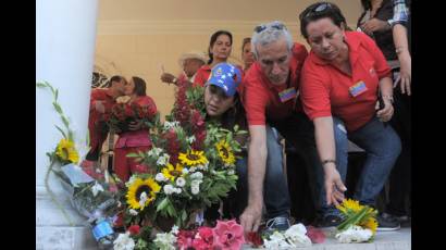 Pueblo cubano ofrece flores a Chávez