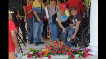 Niño cubano ofrece flores a Chávez