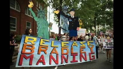 Reúnen firmas en apoyo a Bradley Manning
